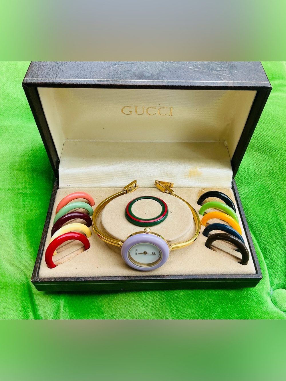 Gucci Gold Bangle Watch with full set of interchangeble bezels❤️🖤💛💚💙